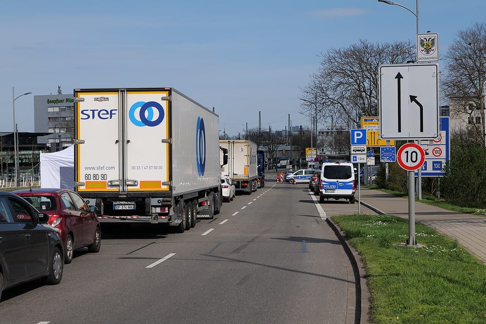 Çfarë shkakton kolona të gjata deri në 3.5 km në daljet Kosovë‑Shqipëri?