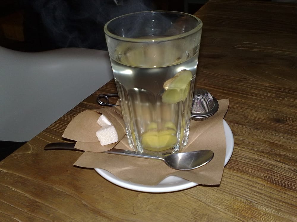 Çfarë përfitimesh sjell uji me xhinxher në mëngjes?