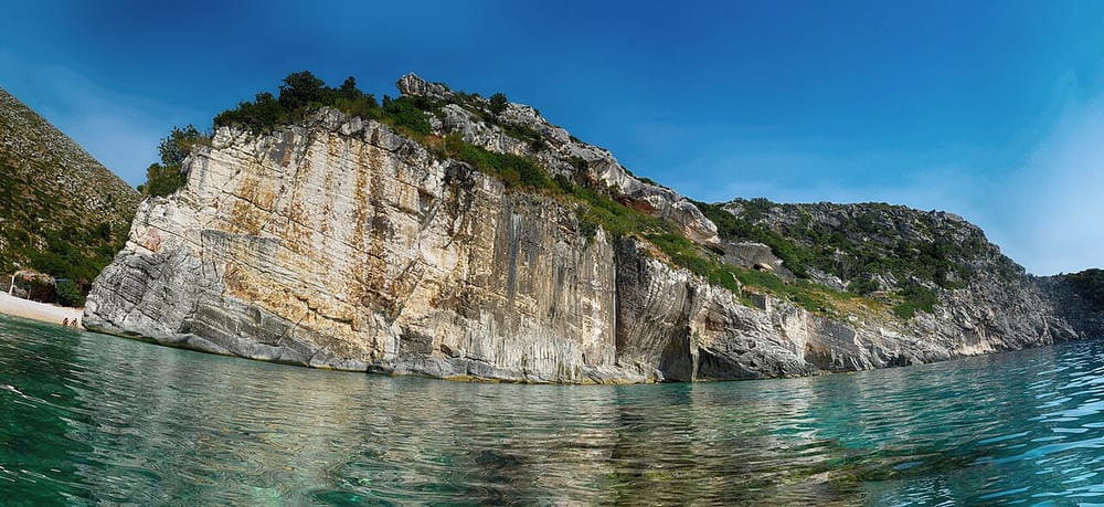 Çfarë e bën Gjirin e Gramës një perlë të fshehur turistik në Shqipëri?