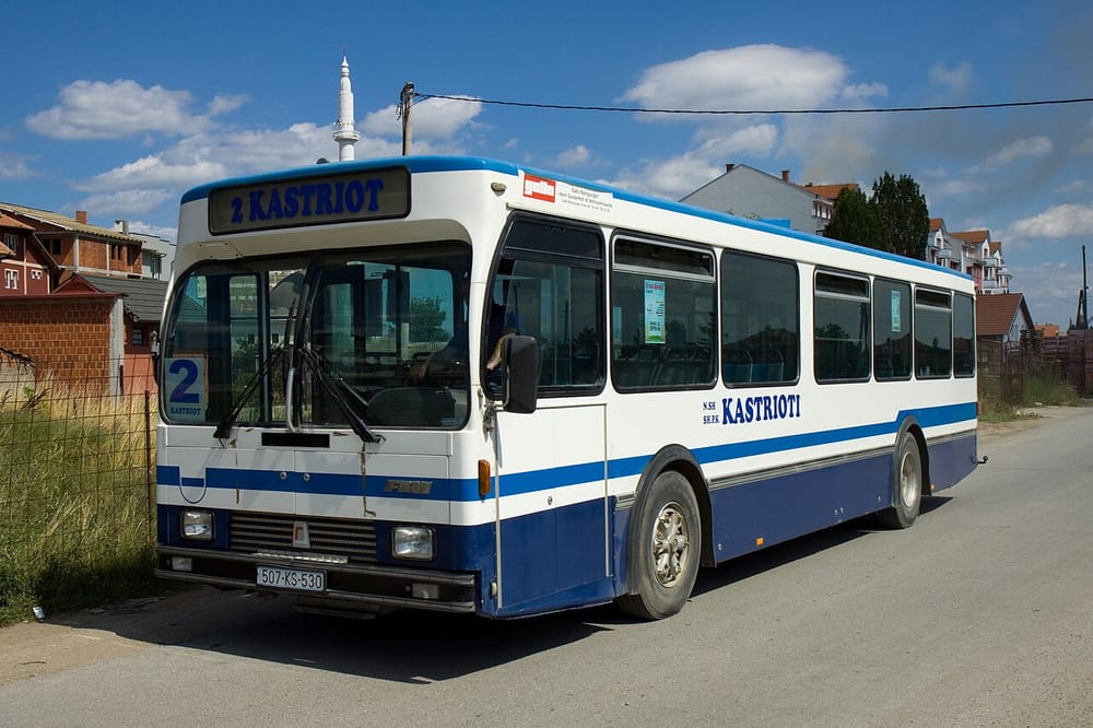Pse shtrenjtohet bileta e autobusit vetëm për paguesit me kesh?