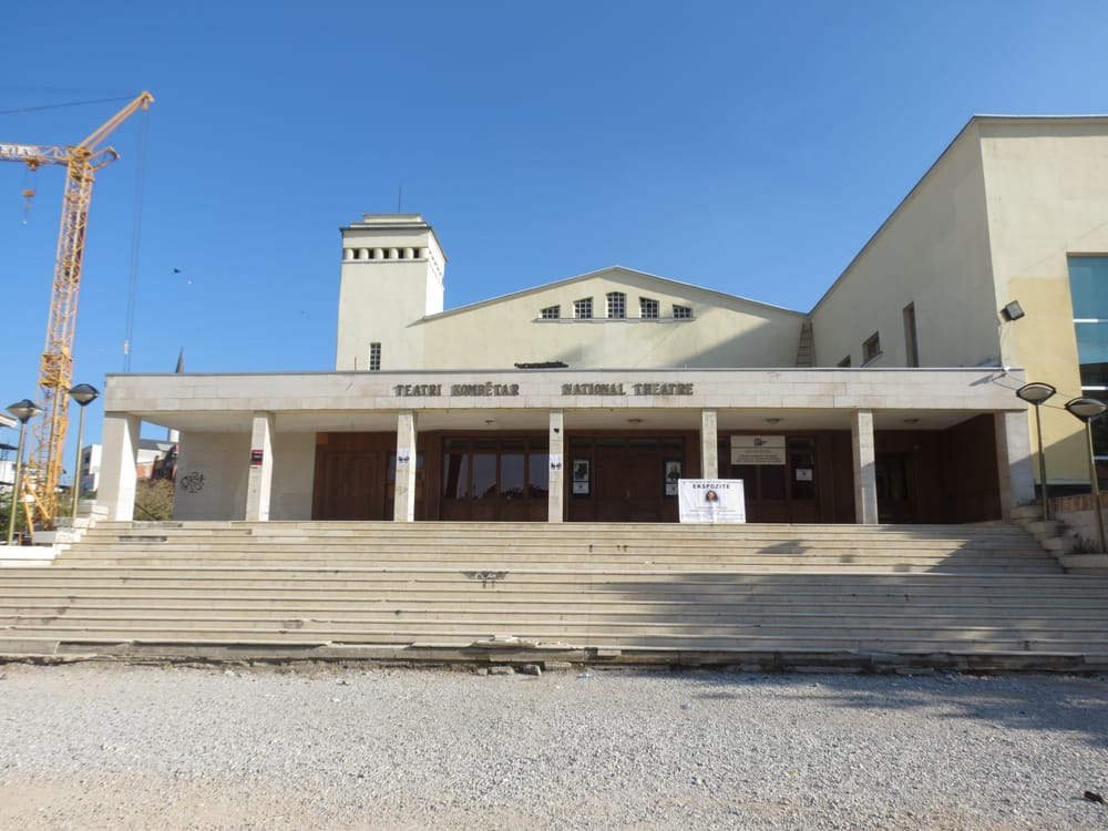 Çfarë tregon “TEATRI I ABS’KURTIT” për situatën politike të Kosovës?