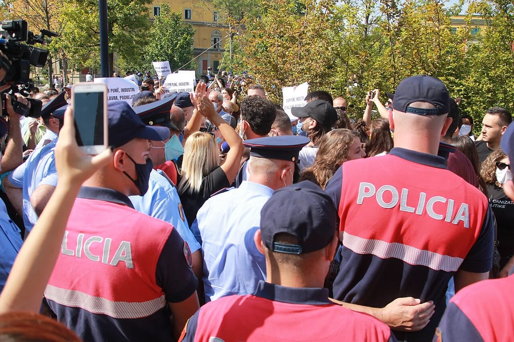 Pse protestat në Tiranë po kthehen në përplasje politike?