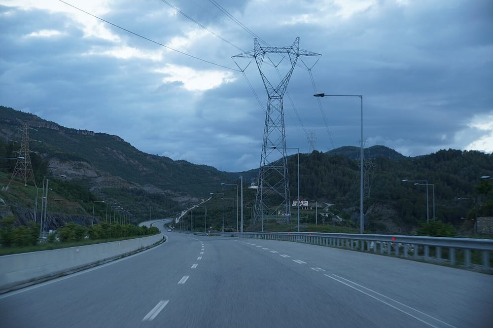 Vera shkrin fitimet e dimrit të KESH-it — 41.5 milionë euro importi i energjisë
