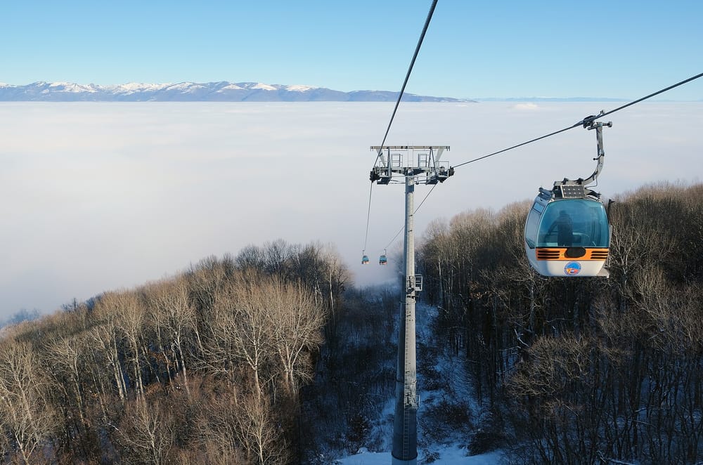 Teleferiku që ngjitet drejt Kryqit të Mijëvjeçarit në malin Vodno mbi Shkup