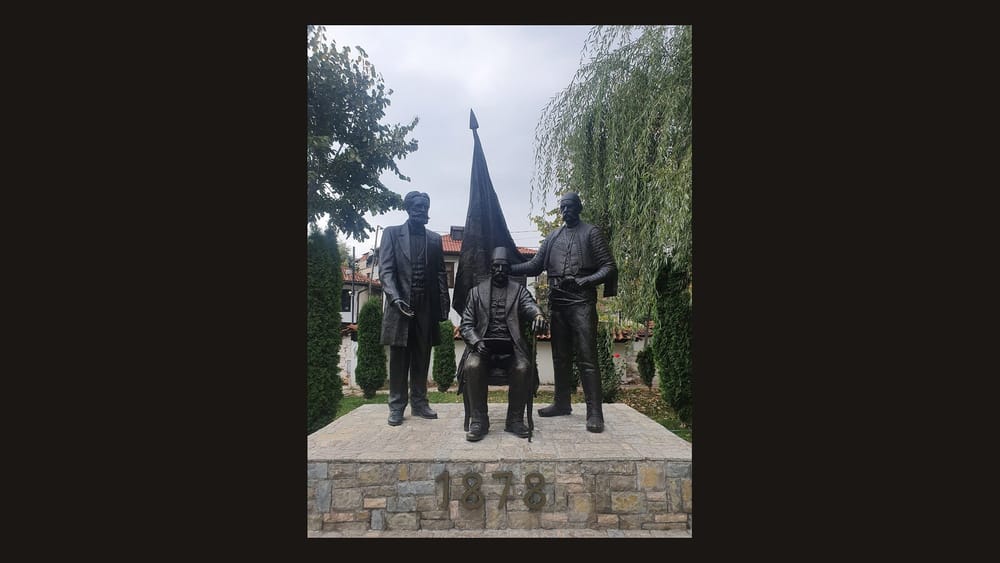 Statuja e Abdyl Frashërit, Ymer Prizrenit dhe Sulejman Vokshit, Prizren. IsaBoletinii