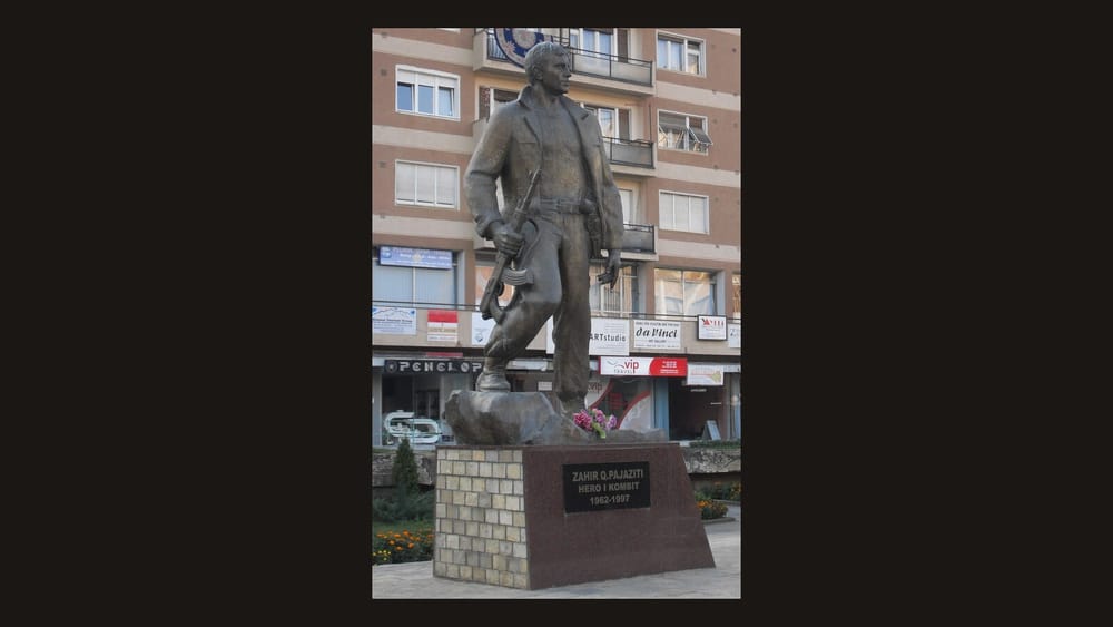 Përmendorja e Zahir Pajazitit në qendër të Prishtinës — Ferran Cornellà