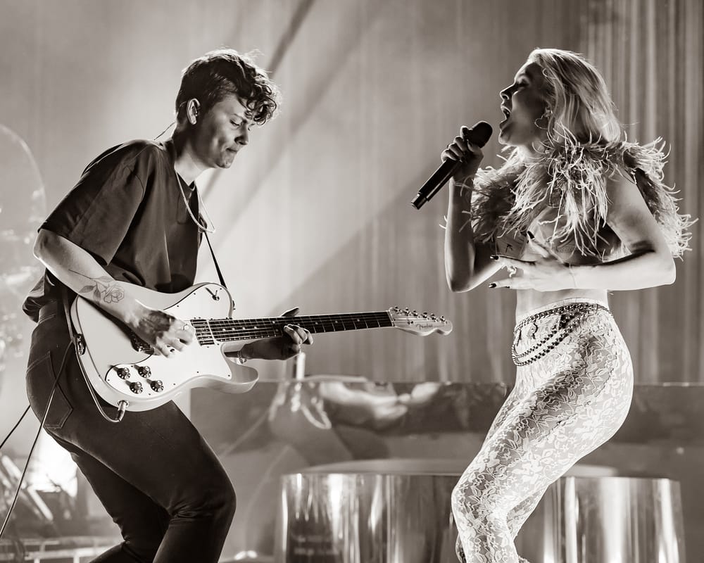 Zara Larsson duke performuar live në skenë