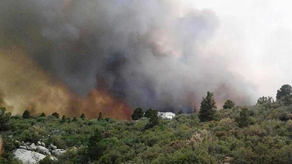 Zjarrfikësit ndërhyjnë në këmbë në Voskopojë — terreni bllokon mjetet