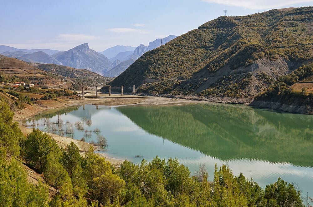 Zjarrfikësit shpëtojnë tre veta nga traktori i zhytur në lumin Devoll