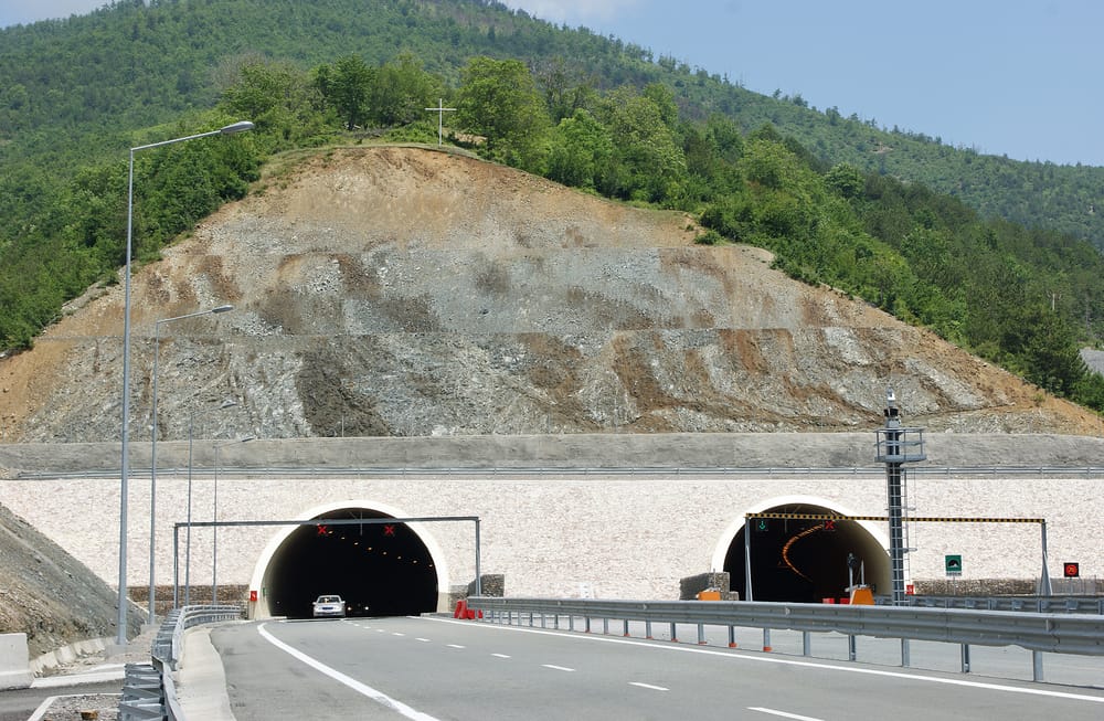 Zjarri në Malzi rrezikon Tunelin e Kalimashit