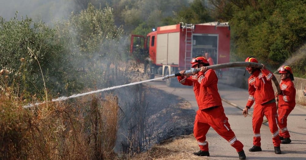 9 vatra zjarri aktive në Shqipëri, mbi 450 forca dhe 5 mjete ajrore në terren