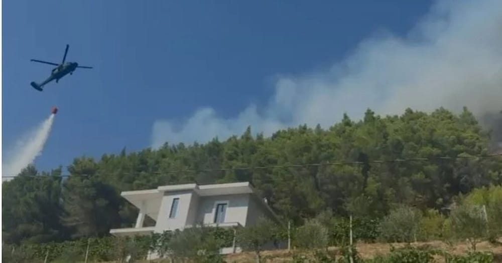 Zjarri në Milot, flakët afrohen pranë banesave, ndërhyrje nga ajri me dy helikopterë