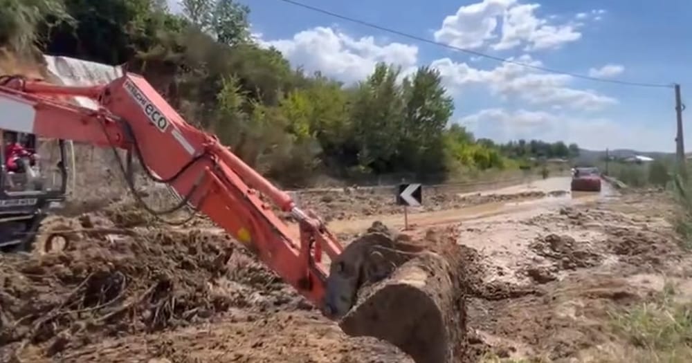 Shembet kanali vaditës në Kuqan, bllokohet aksi Elbasan-Cërrik