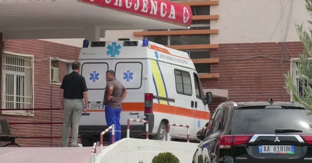 67-vjeçari bie nga lartësia e banesës në Orikum, dërgohet në spital