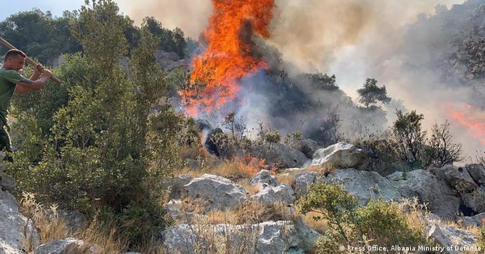 Tetë vatra zjarri aktive, ndërhyrje nga toka dhe ajri