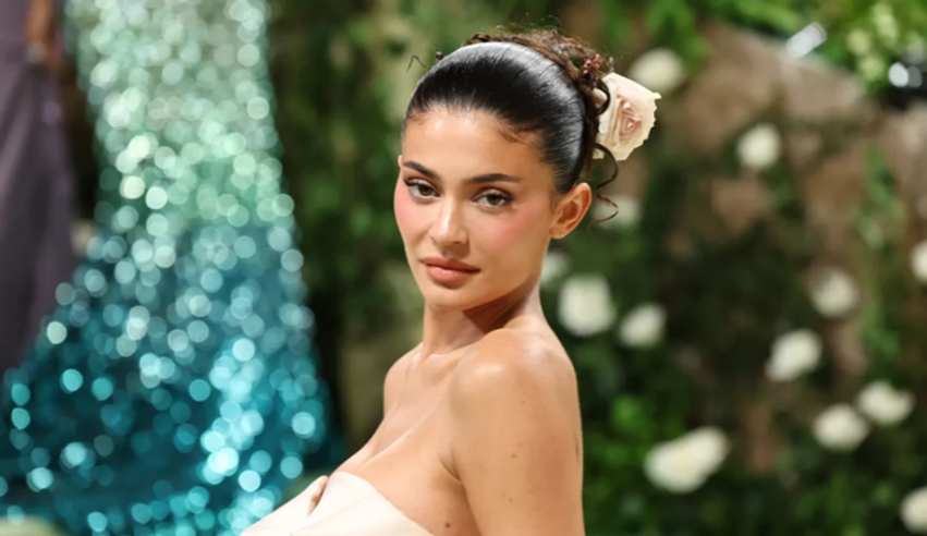 Kylie Jenner flet në podkast për thashethemet e shtatzënisë
