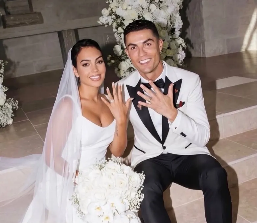 Cristiano Ronaldo publikon foton me unazat e martesës