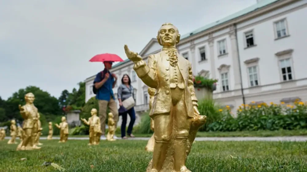 Vidhen 210 statuja të Mozartit nga ekspozita në Salzburg