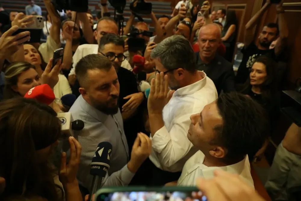 Përplasje fizike në Kuvend mes deputetëve të PDK-së dhe LVV-së