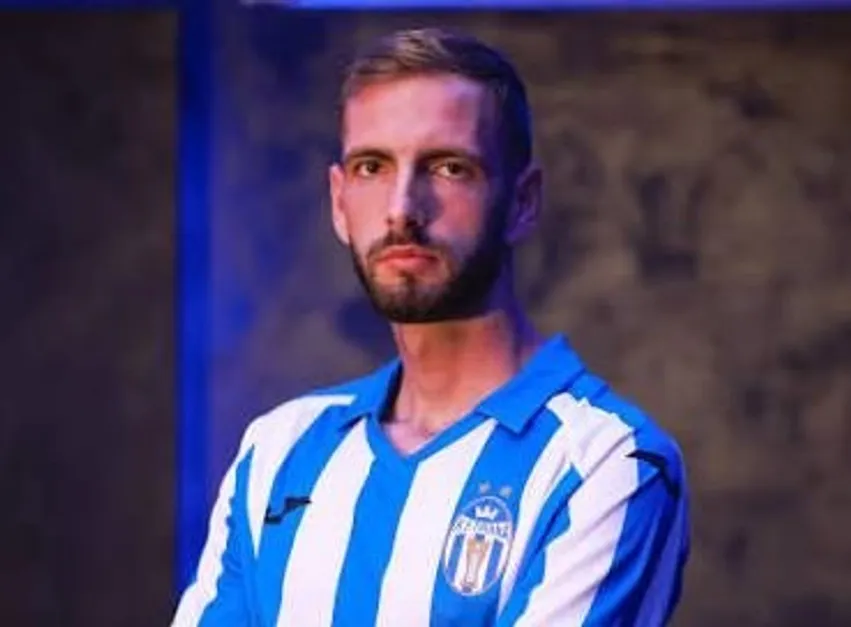 Ish-futbollisti i Tiranës Edison Kola firmos me Strugën