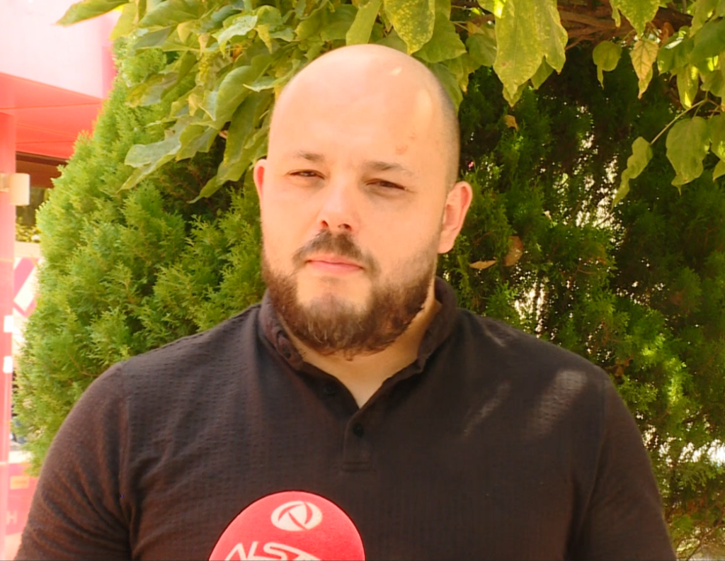 Kostovski mbron drejtoreshën e shkollës “Penko” për mbylljen e paraleles shqipe