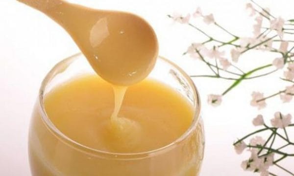 Qumështi i bletës rritëse kërkesa dhe vlerësohet për përfitime shëndetësore