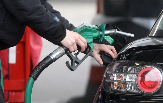 Mali i Zi ul akcizat për naftën me 20%, bien çmimet e karburanteve