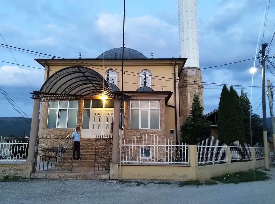 Xhamia e Llacës reagojnë kundër paraqitjes së rastit të xhenazës me flamur kombëtar