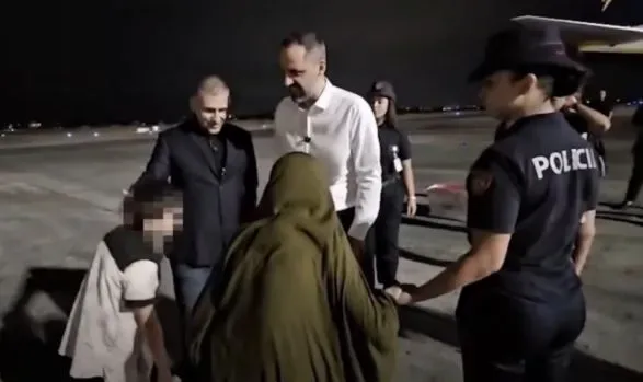 Pesë shqiptarë kthehen nga Siria dhe Iraku, mes tyre tre fëmijë dhe një 79-vjeçare
