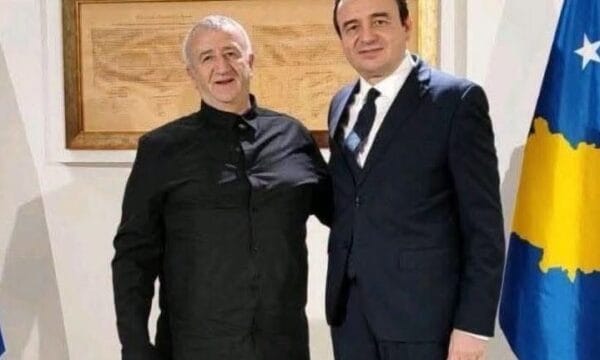 Qeveria reagon për fotografinë e Kurtit me të arrestuarin për spiunazh