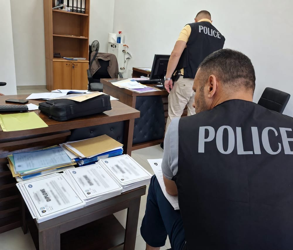Arrestohet pronari i qendrës në Prizren për 1.679 diploma false