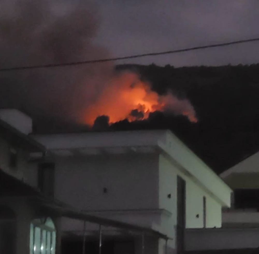 Zjarri në Gradec rrezikon shtëpitë, banorët kërkojnë ndërhyrje
