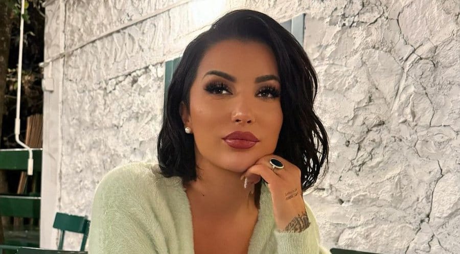 Roza Lati surprizohet me 500 trëndafila të kuq pas ndarjes