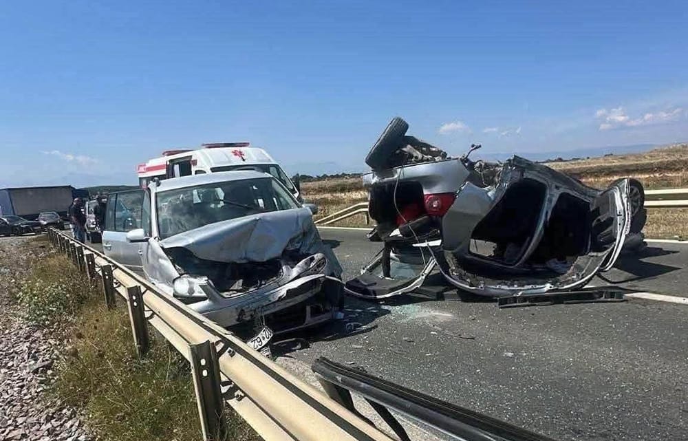 Shtatë të lënduar nga aksidenti mes tri veturave në Malishevë