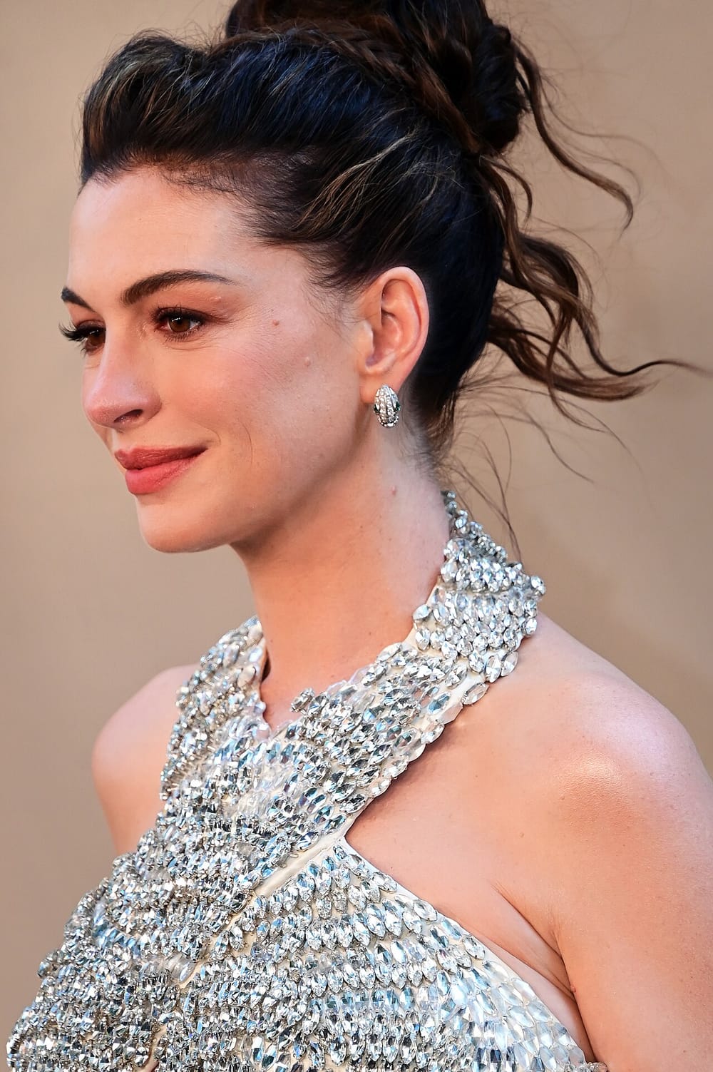Anne Hathaway kritikohet për veshjen e shtatzënisë