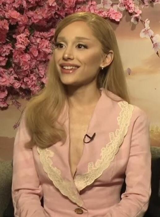 Ariana Grande rikthehet zyrtarisht me ish-të dashurin Ricky Alvarez