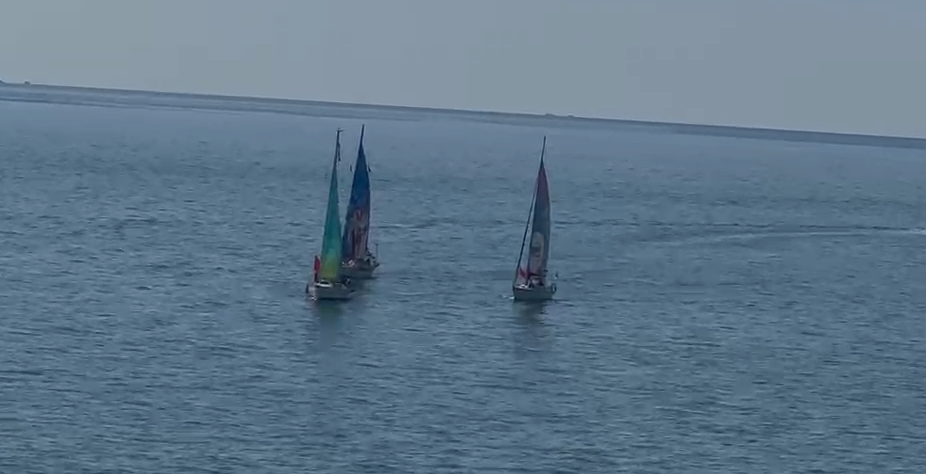Tre anije me vela mbërrijnë në Vlorë nga Brindisi për “Revolucionin Flamingo”
