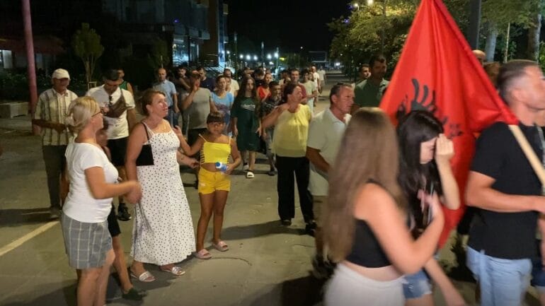 Protesta e 22-të në Divjakë: Mazniku shpallet "non grata" nga qytetarët