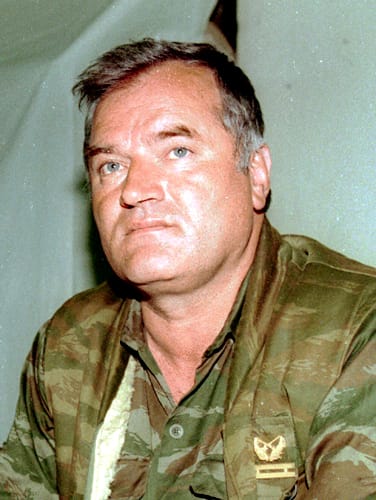 Ratko Mlladiq vdes në Hagë, i dënuar për gjenocid në Srebrenicë