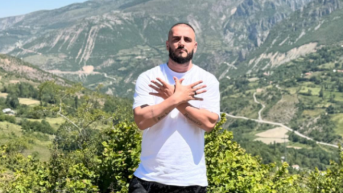Arian Agushi sherr me komentuesin pas postimit me Hashim Thaçin
