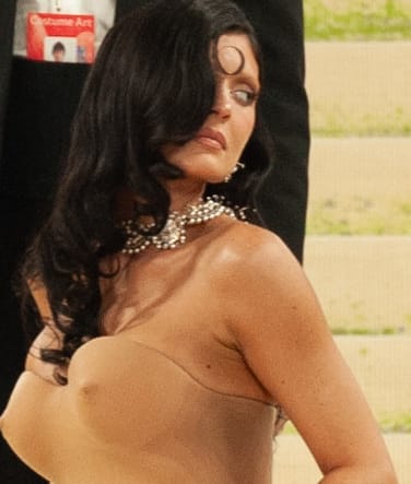 Kylie Jenner me bikini dhe kurorë pas kritikave për veshjen në dasmë