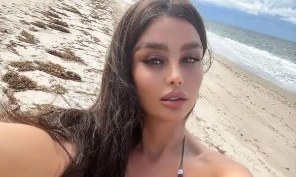 Vildane Zeneli tërheq vëmendjen me foto në bikini blu