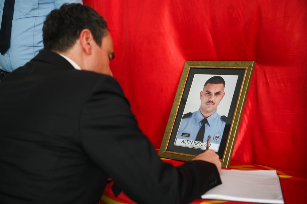 Kurti vizitoi familjen e zyrtarit të ndjerë policor Altin Kryeziu