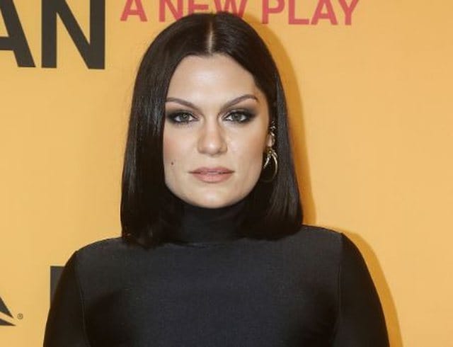 Jessie J nxjerr fanasit e përleshur dhe vazhdon koncertin pranë Londrës