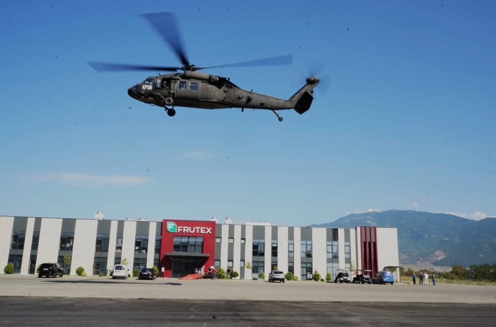 Ushtarë amerikanë të KFOR-së aterojnë me helikopterë Black Hawk në Frutex