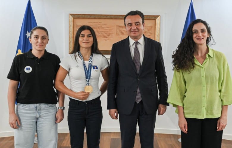 Kryeministri Kurti pritet me boksieren Donjeta Sadikun pas medaljes së artë në Taranto …
