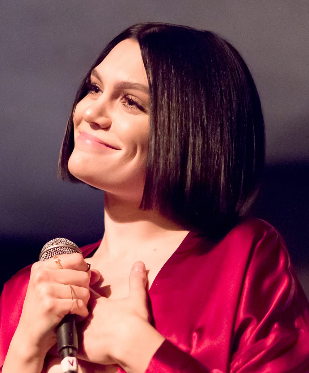 Jessie J ndërpret koncertin pas përleshjes mes fansave në Angli