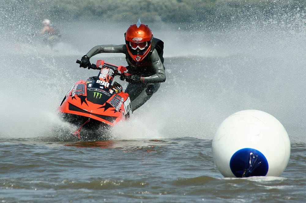 Jet Ski brenda perimetrit të sigurisë në Ksamil