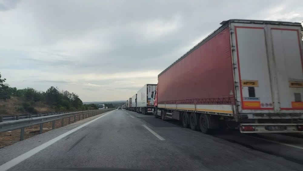 Qeveria kërkon zgjidhje dypalëshe për transportuesit pas vendosjes së sistemit EES