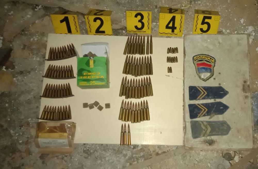 Bastisje në Zubin Potok, konfiskohen armë dhe fishekë